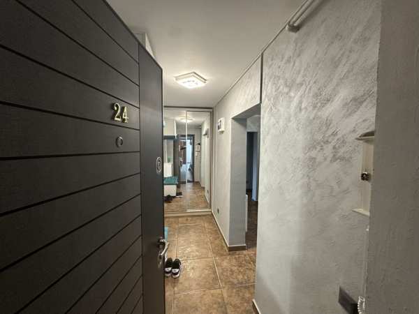 Vand apartament spatios si decomandat