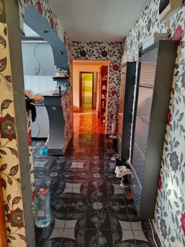 Apartament 3 camere mobilat si utilat - Brosteni, langa colegiu etaj 3