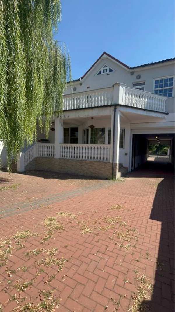 Vila 8 camere cu baie proprie-18 locuri Caracal,langa BCR,curte mare