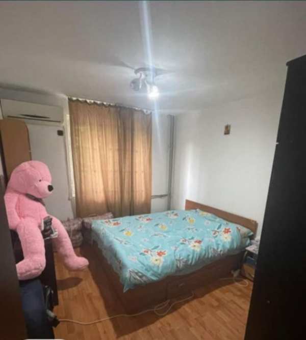 Inchiriez camera in apartament cu 3 camere