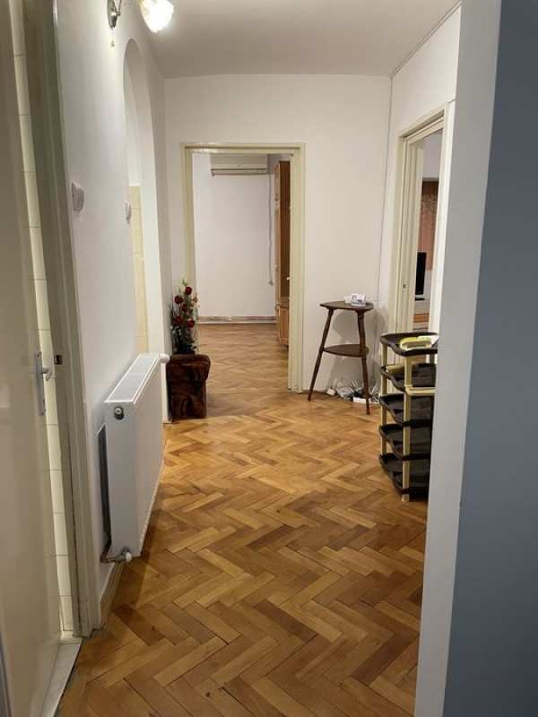 Inchiriez apartament cu 3 camere