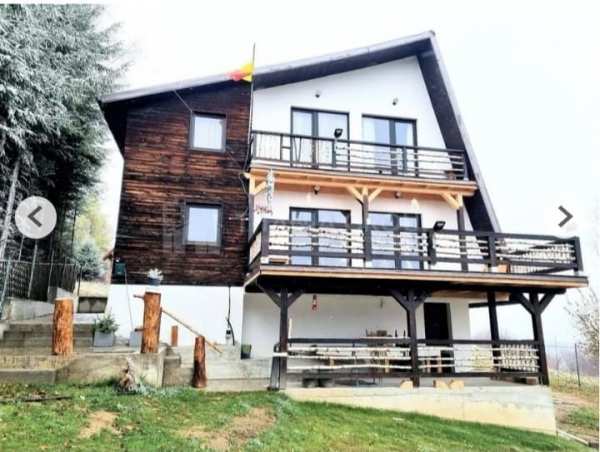 Vand Vila Moderna + o alta Vila la rosu si teren total 4.160 metri