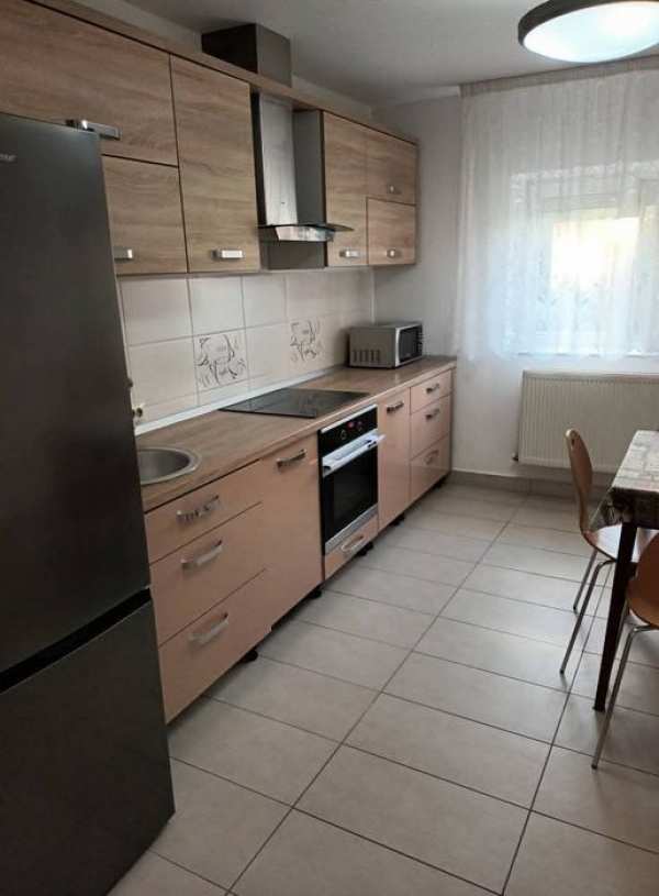 Închiriez  apartament 2 camere în Micro 17 Satu Mare