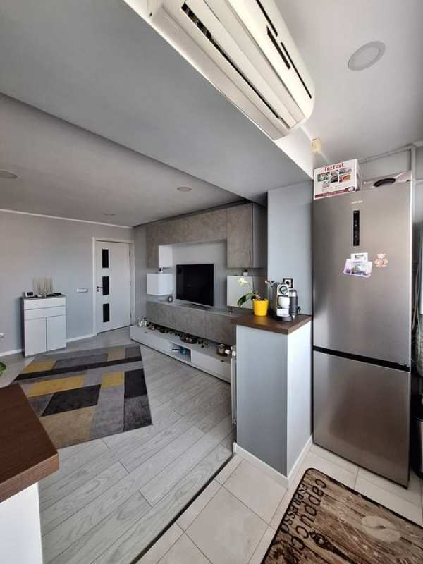 Închiriez apartament 3 camere decomandat.