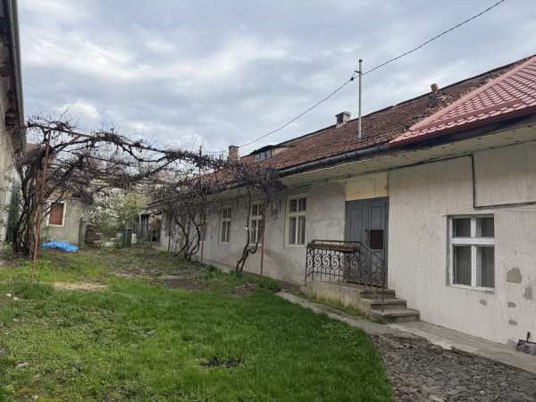 Vand casa in Reghin la curte comuna la pret de apartament in Reghin