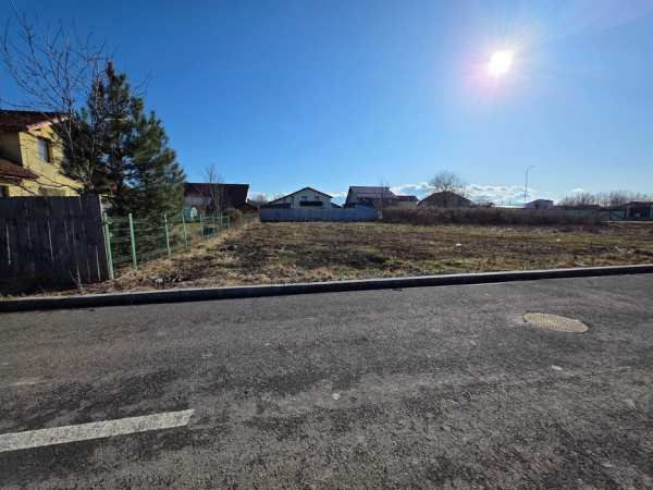 685 mp la asfalt, cu utilitațile la drum și AC casă modernă P+E