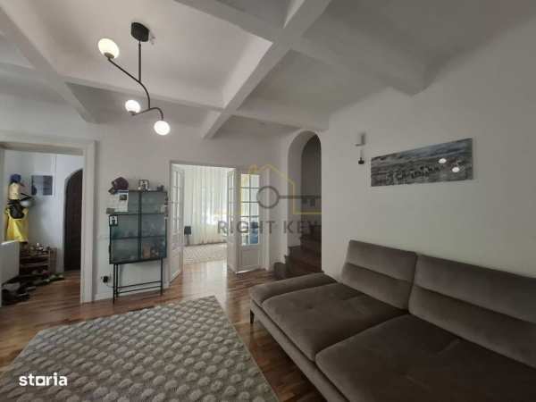 Capitale, Vila interbelica 8 camere, 222mp utili, curte si 3 locuri pa