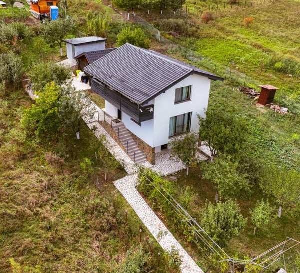 Casă modernă cu livadă, lângă Cluj–Napoca, de vânzare în Câmpenești