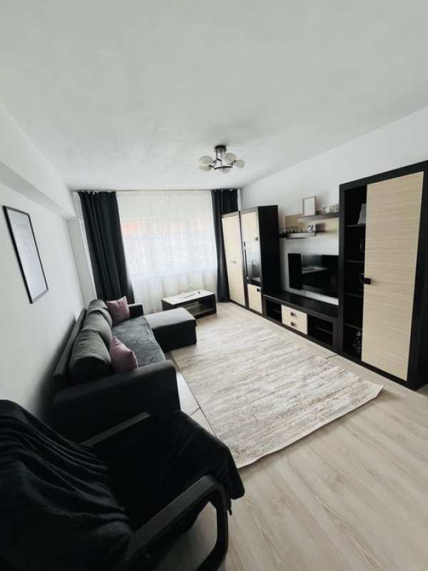 Inchiriez apartament cu 3 camere