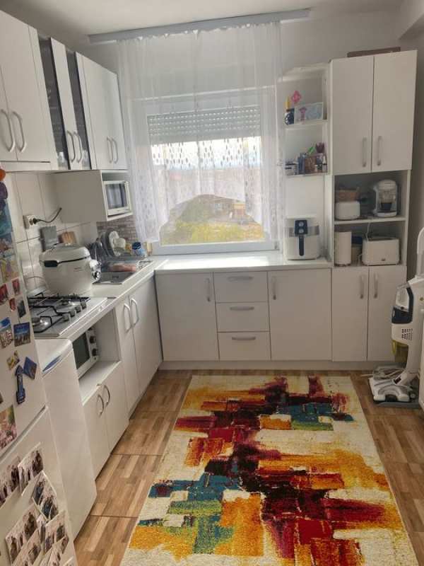 Apartament cu 3 camere decomadat