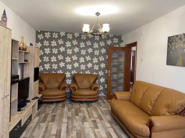 Dau în chirie apartament central 3 camere Bacău