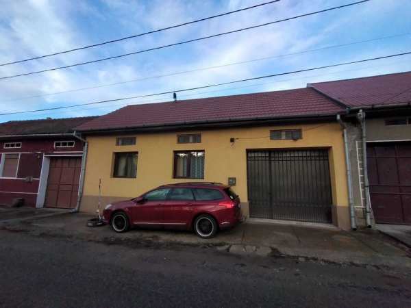 Casă spațioasă cu curte, grădină și parcare – Rusca, Teregova