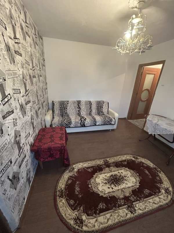 Vand aparatament cu 2 camere semi decomandat