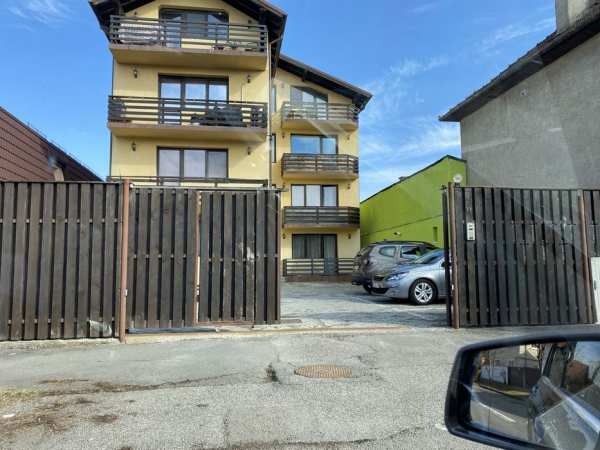 Proprietar, vand apartament deosebit cu 2 camere, parcare in curte privata
