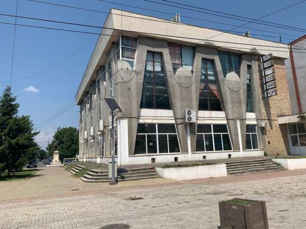 Vand imobil fost magazin  ,S+P+2,cu  suprafata totala de 2400 mp ,