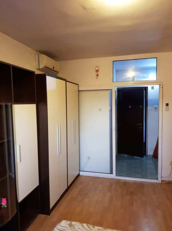 Persoana fizica închiriez garsonieră