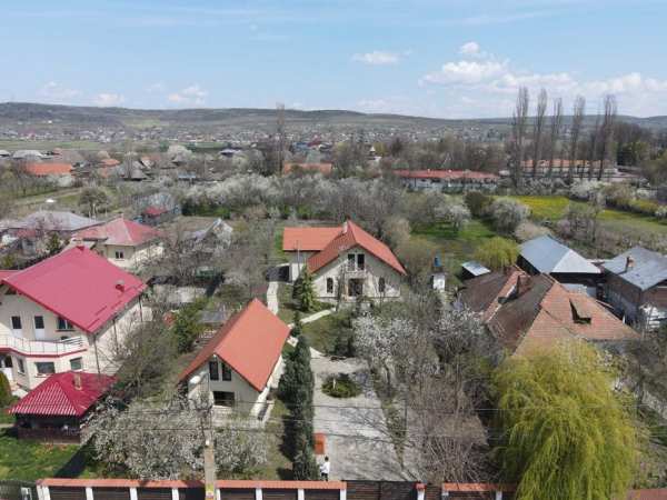 Vanzare vila noua & casa de la 1893 restaurata+ curte de 2.000 mp