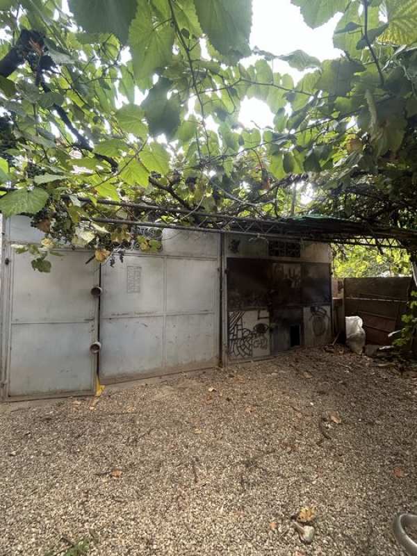 De vânzare: Două garaje spațioase cu anexe – 130 mp