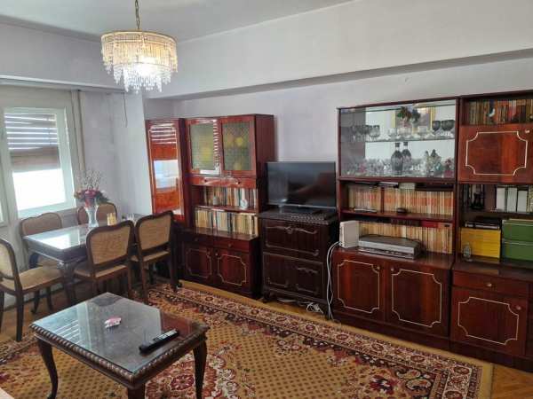 Vand apartament 3 camere decomandat 1978 Ion Mihalache - P-ta 1 Mai