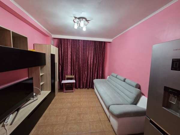 Închiriez garsoniera zona cet