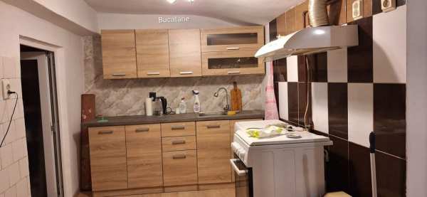 Închiriez corp de casa