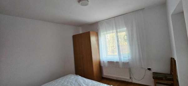 Ofer spre inchiriere casa de 3 camere langa liceul Petru Rares