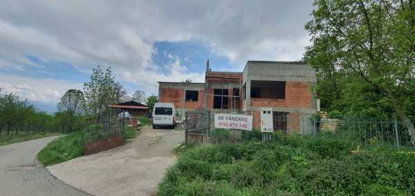 De vanzare casa plus teren