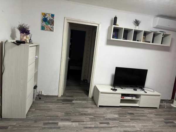 URGENT! apartament 2 camere, semidecomandat, zona Podul de Piatra