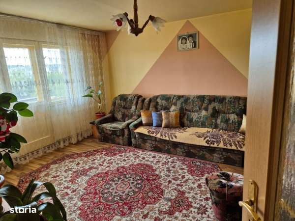 Apartament cu 4 camere, balcon și parchet de lemn