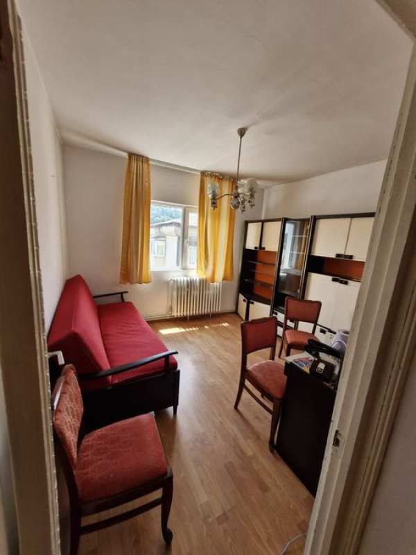 Apartament 3 camere etaj 4 Comănești