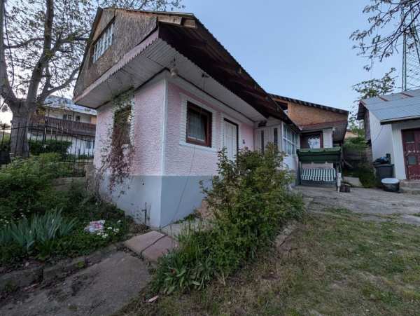 Vând casă bătrânească cu teren