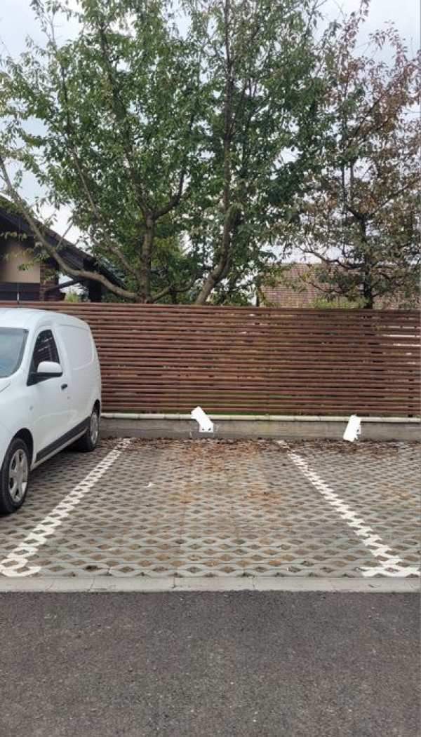 Închiriez loc de parcare