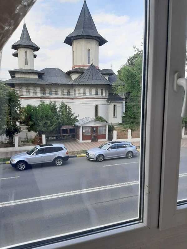 APARTAMENT de inchiriat 2 cam, TECUCI, mobilat, ETAJ 1, zona centrala