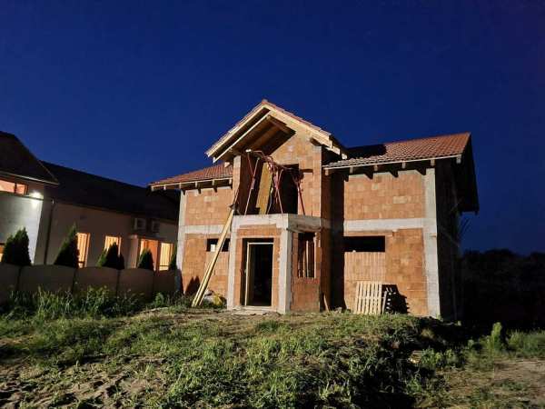 CASA IN ROSU in Batesti langa Faget