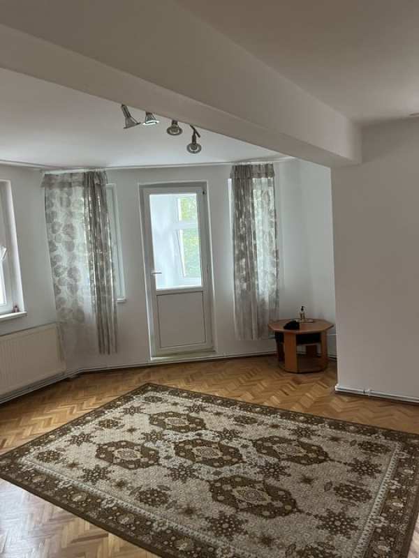 Persoana fizica ofer spre inchiriere apartament 3 camere ultracentral