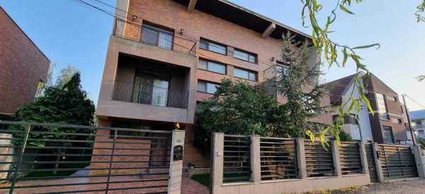 Vila lux, zona exclusivista pe malul Lacului Baneasa langa Petrom City p+2E, 350mp complet mobilata si utilata 4 dormitoare jacuzzi,sauna,semineu,