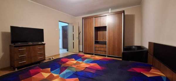 Particular inchiriez garsoniera zona Mall Vitan