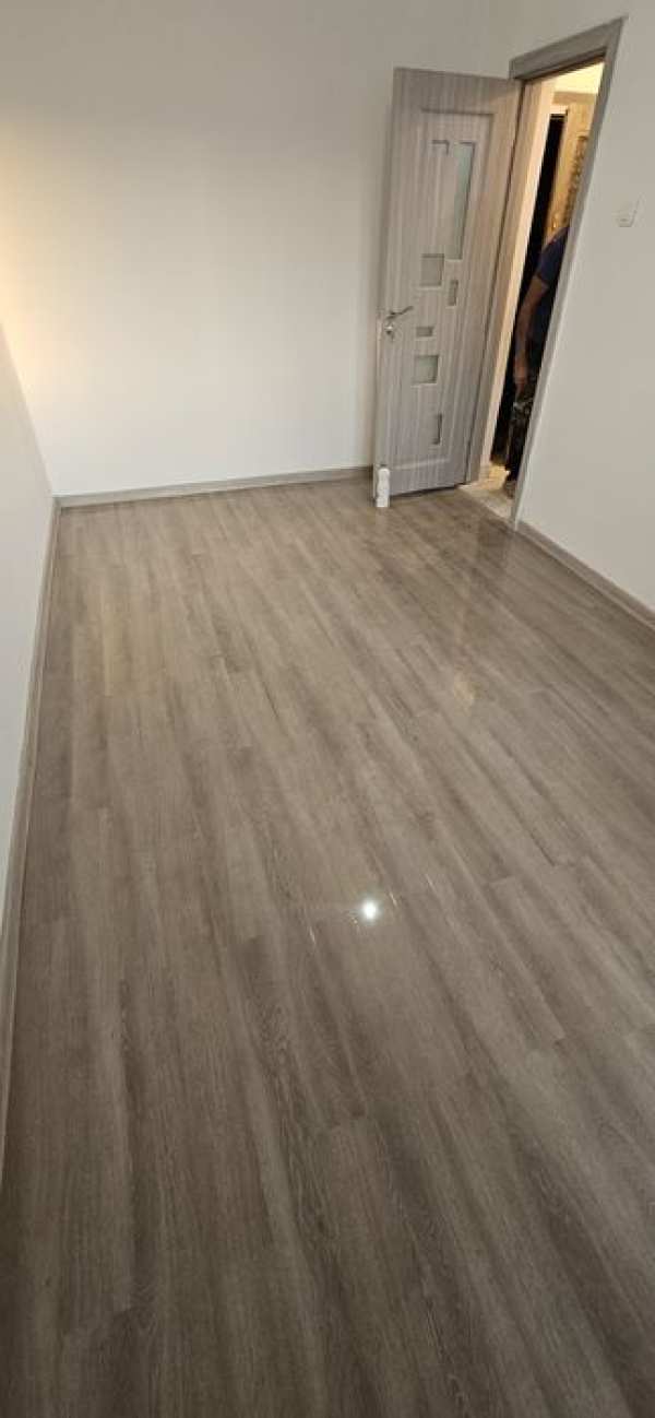 Vand garsoniera  cu balcon