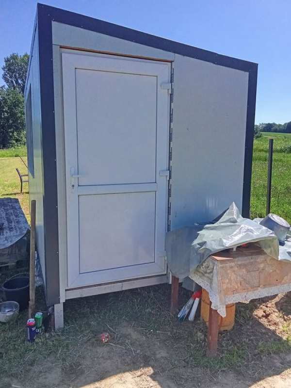 Vând 2 containere pentru locuitPretul de 2 mii 3 sute euro unul