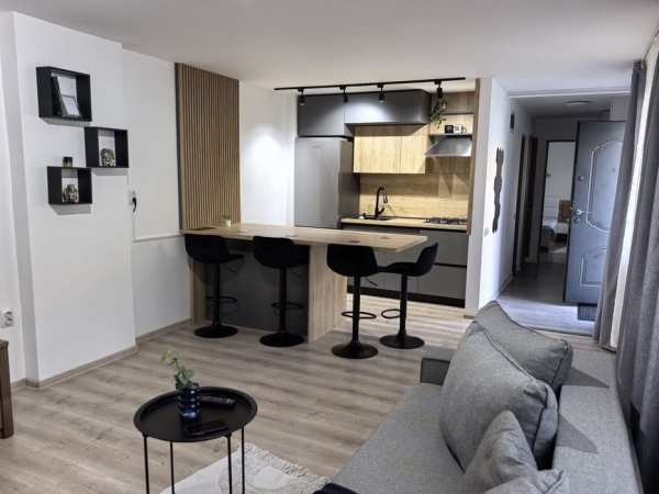 Apartament 75 m2 la curte comuna de inchiriat