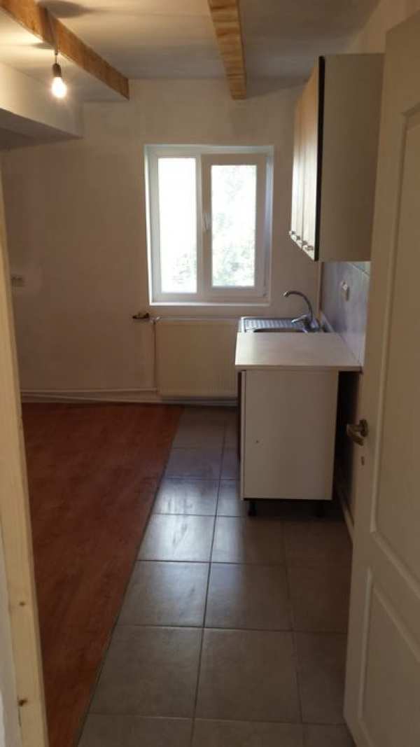 Închiriez apartament 3 camere Urlati