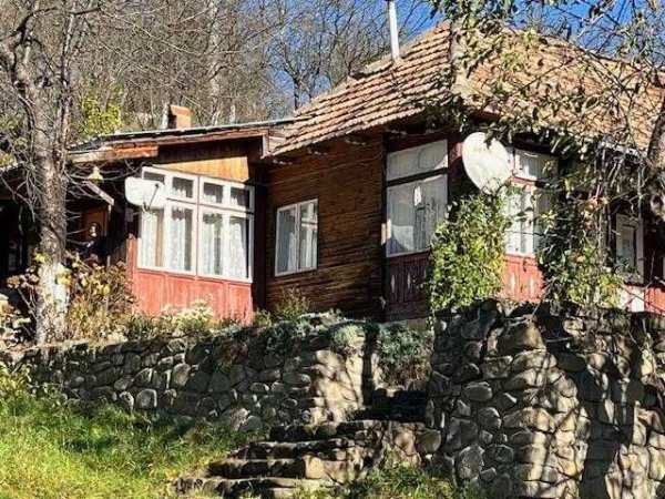 Vand casa cu dependinte si livada in comuna Gura Teghii, la DJ 203k