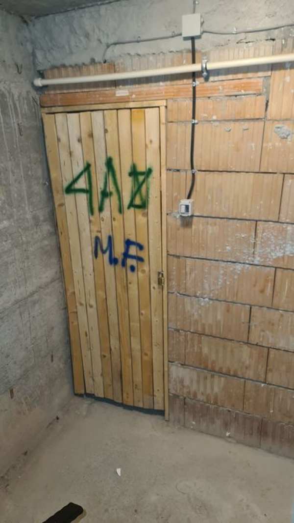 Închiriez loc de parcare și o boxă