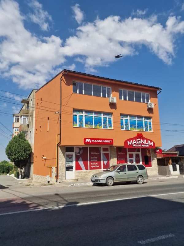 Închiriez spațiu comercial la parter