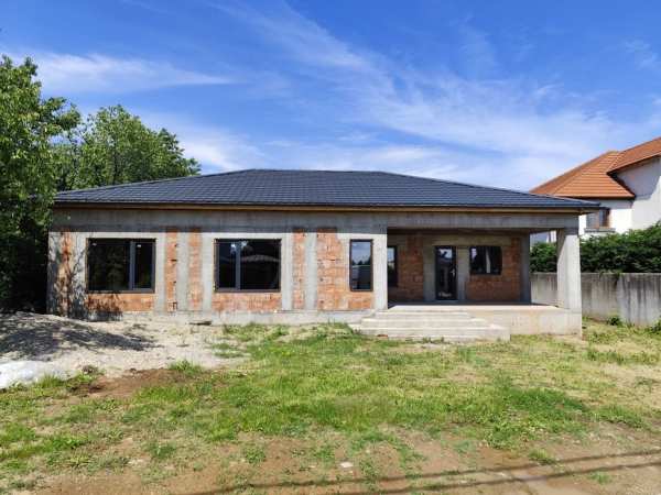 Casa de vanzare la rosu in Baicoi