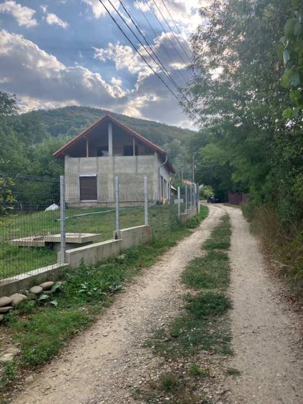 Casă de vânzare  la munte (la roșu++)
