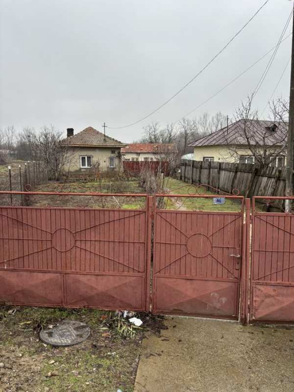 Teren cu casă și anexe gospodărești
