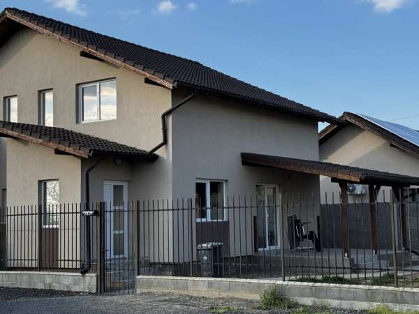Proprietar ,vand 1/2 duplex