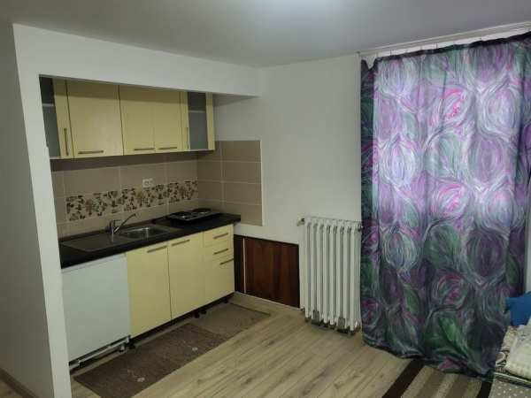 Închiriez garsonieră la casă