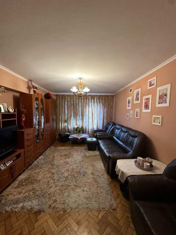 Vand apartament cu 3 camere